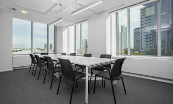 Imagem: Escritório com amplo espaço para 10 pessoas