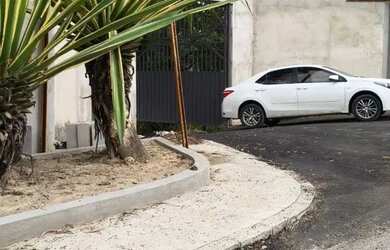 Imagem 2: Meio lote com condomínio em construção