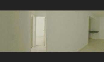 Imagem 7: Apartamento 2 quartos. Térreo com 2 área externas e garagem numerada. Prédio com praça int