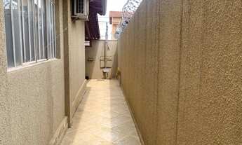 Imagem 2: Casa com quitinetes ao fundo, próximo a rodoviária