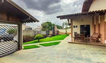 Imagem 2: Casa espaçosa para venda localizada no centro de Votuporanga