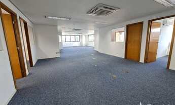 Imagem 2: Sala comercial, com 240m2, 7 salas, 6 vagas de garagem, 4 sanitários, Cozinha, recepção