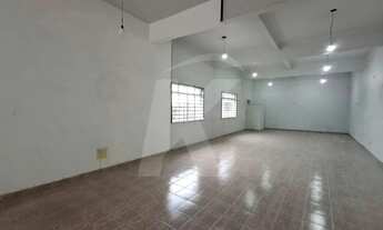 Imagem 4: Salão comercial com 1 banheiro, porta de aço e 1 vaga de garagem