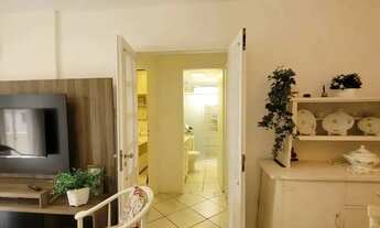 Imagem 3: Apartamento quadra mar mobiliado com 2 dormitórios sendo 1 suíte e 1 vaga em Balneário Cam