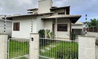 Imagem 2: Casa de dois pisos com 03 dormitórios, semi-mobiliada e com alto padrão de acabamento, Uni