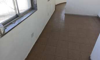 Imagem 2: Sala de frente, sem condomínio, esquina com a Edgard Romero, próxima do Mercadão de Madure