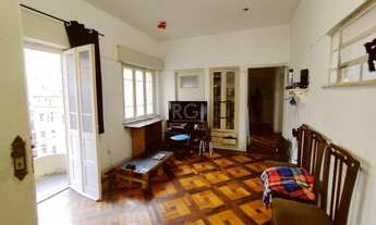 Imagem 2: More no coração do centro histórico em ap com vista para o guaíba