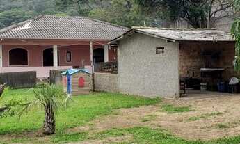 Imagem: Casa no Bairro Rio Tavares em meio a exuberante