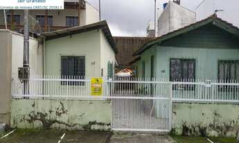 Imagem: Terreno com duas casas no Centro de Camboriú