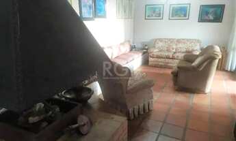 Imagem 6: Casa com 03 dormitórios, churrasqueira, pátio com piscina e 5 vagas de garagem no bairro M