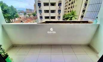 Imagem 2: Apartamento na Ponta da Praia, 3 dormitórios sendo 1 suíte com varanda na sala e vaga dema