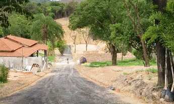 Imagem 3: Meio lote com condomínio em construção