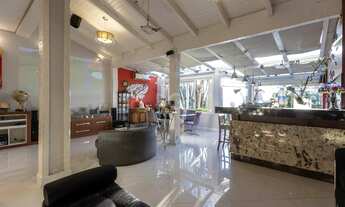 Imagem 6: Casa de condomínio para venda possui 382 metros quadrados com 4 quartos