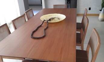 Imagem 6: Casa de condomínio para venda possui 270 metros quadrados com 5 quartos