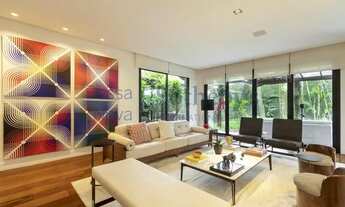 Imagem: Casa diferenciada em rua arborizada