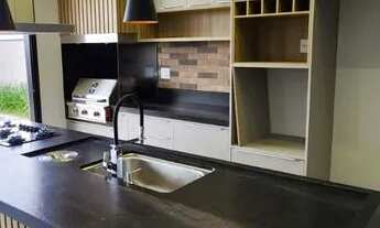 Imagem 7: Este sobrado com 4 suítes e piscina pode ser o seu novo lar dos sonhos!