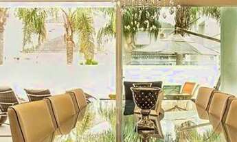 Imagem 3: Casa para aluguel e venda possui 500 metros quadrados com 5 quartos.