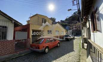 Imagem 2: Casa para venda no Centro de Petrópolis/RJ, com 3 quartos e pequena área externa