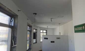 Imagem 3: Sala de frente, sem condomínio, esquina com a Edgard Romero, próxima do Mercadão de Madure