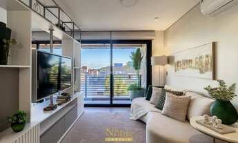 Imagem: Studio decorado com sacada e vista mar