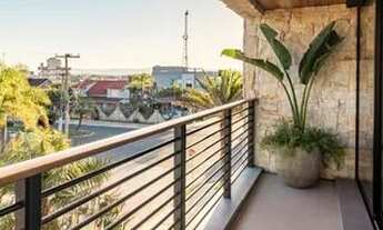 Imagem 7: Studio decorado com sacada e vista mar