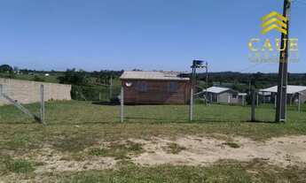 Imagem 4: Sítio c/chalé em local com portão de acesso e lago