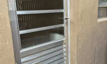 Imagem 2: Aluga-se casa de fundo2 cômodos + banheiro e lavanderia