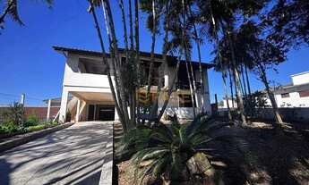 Imagem 2: Casa com piscina e área arborizada com 4 dormitórios e 3 banheiros à venda, 170,00 m² por