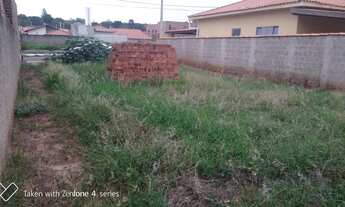 Imagem 6: Lote plano ,com asfalto e vizinhos em ambos os lado, Bairro Bela São Pedro