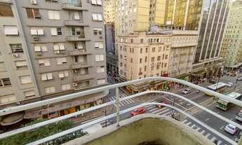 Imagem 7: More no coração do centro histórico em ap com vista para o guaíba