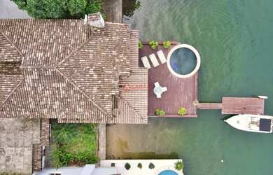 Imagem 5: Casa costeira com praia privativa, piscina, deck molhado, 7 quartos