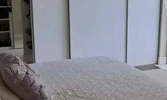 Imagem 3: Mansão Bernardo Bertolucci 308m², suíte master com closet, vista mar, 5/4, sala ampliada