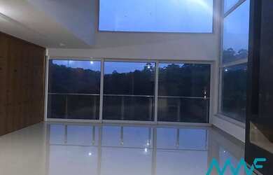 Imagem 2: Casa Seminova com Elevador - 4 Suítes - 2 Piscinas Aquecidas- Oportunidade!