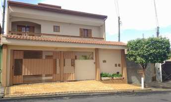 Imagem: Sobrado para venda tem 307 metros quadrados