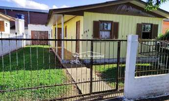 Imagem: Casa de madeira, conta com 02 dormitórios