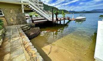 Imagem: Casa costeira com praia privativa, piscina
