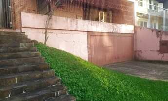 Imagem 3: Casa com 03 dormitórios, churrasqueira, pátio com piscina e 5 vagas de garagem no bairro M