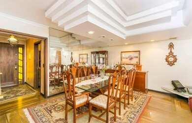 Imagem 3: Casa de 333m² com 4 dormitórios, pátio com piscina, espaço gourmet com churrasqueira e 4