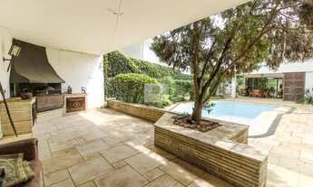 Imagem: Casa ampla e arborizada com piscina, sauna