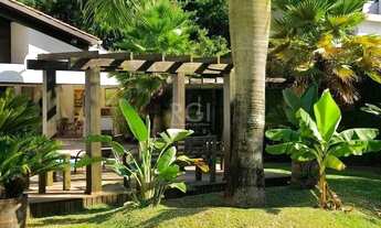 Imagem 3: EXCELENTE CASA COM 3 DORMITÓRIOS, PISCINA E 6 VAGAS DE GARAGEM