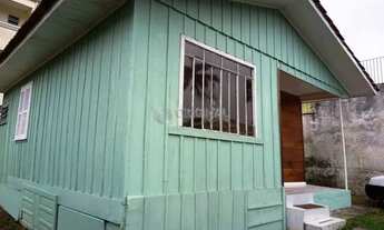 Imagem: Casa de madeira com 02 dormitórios