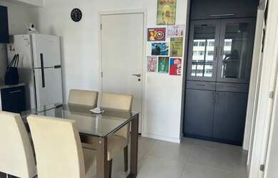 Imagem 4: QUARTO E SALA,COM ARMÁRIOS,SOL DA MANHÃ COM 47 QUADRADOS NO CENTRO RIO, PRÉDIO COM PISCINA