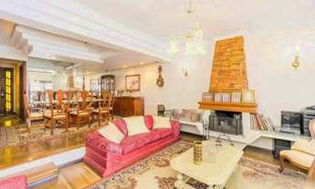 Imagem 2: Casa de 333m² com 4 dormitórios, pátio com piscina, espaço gourmet com churrasqueira e 4 v