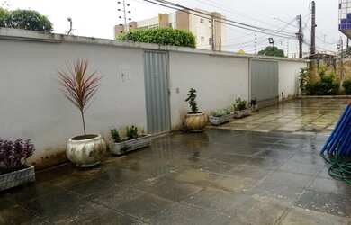 Imagem 2: Pilotis,250mts do mar Primeiro andar 120mts 3 quartos+dep 03 garagens