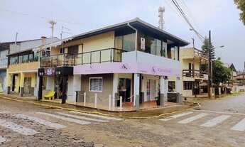 Imagem 2: Muito bem localizado no centro, com 2 amplos dormitórios e enorme sacada com churrasqueira