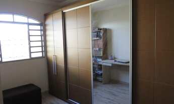 Imagem 5: Vendo excelente casa com três quartos uma suíte. Na laje e mais um casa de fundos