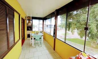 Imagem 6: Muito bem localizado no centro, com 2 amplos dormitórios e enorme sacada com churrasqueira