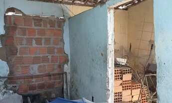 Imagem 2: Casa para reformar 4x7