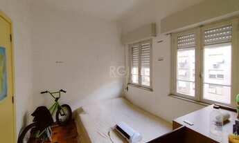 Imagem 4: More no coração do centro histórico em ap com vista para o guaíba