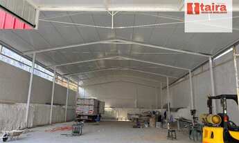 Imagem: Galpão pé direito alto / entrada para